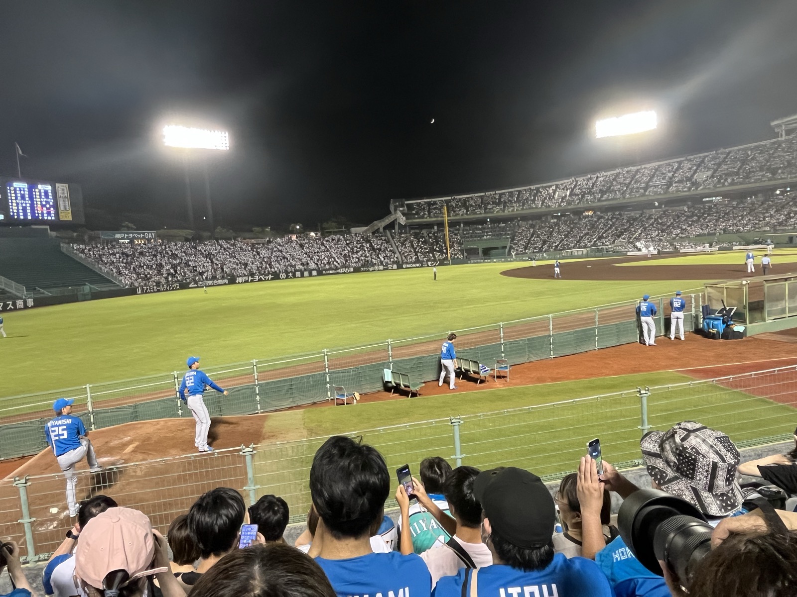 ブルペンで投球練習する宮西投手